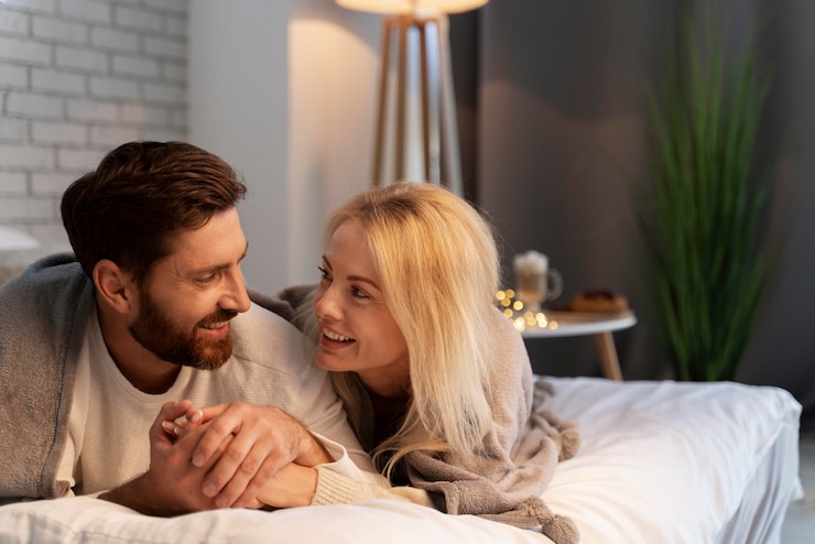 Photo gratuit gros plan sur les jeunes adultes profitant du confort à la maison