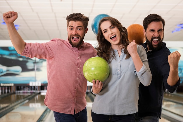 Gros plan sur les jeunes amis appréciant le bowling