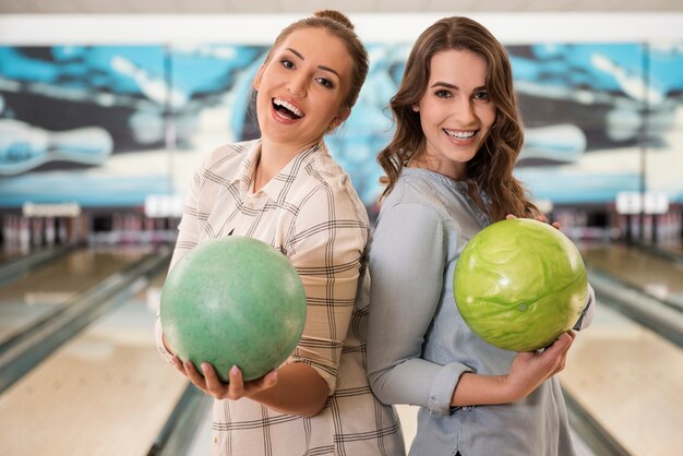 Gros plan sur les jeunes amis appréciant le bowling