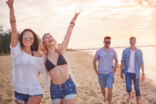 Gros plan sur les jeunes amis s'amusant sur la plage