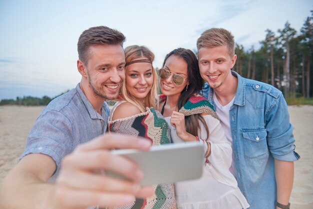 Gros plan sur les jeunes amis s'amusant sur la plage