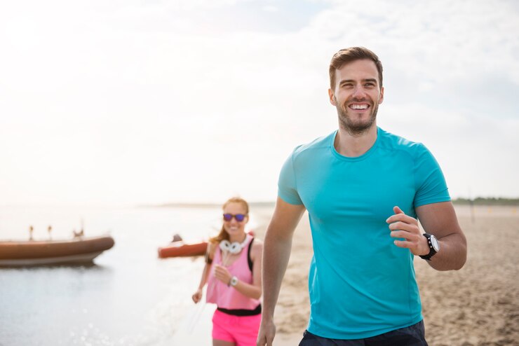 Photo gratuit gros plan sur les jeunes en forme de jogging au bord de la mer
