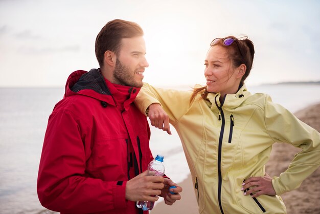 Gros plan sur les jeunes en forme de jogging au bord de la mer