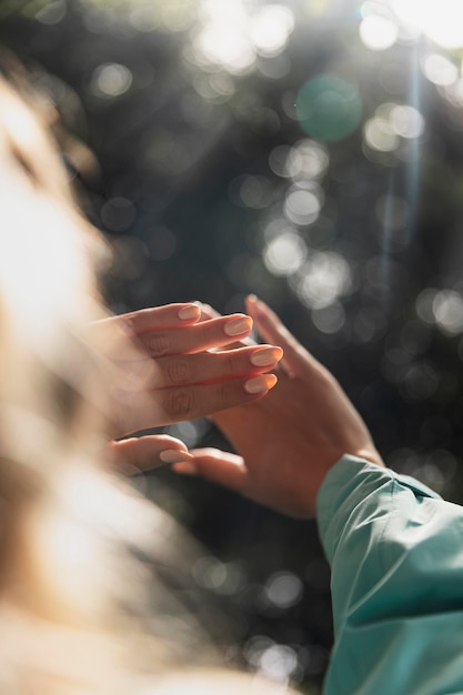 Photo gratuite gros plan sur les jeunes mains féminines dans la nature