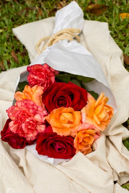 Gros plan joli bouquet de roses rouges et orange