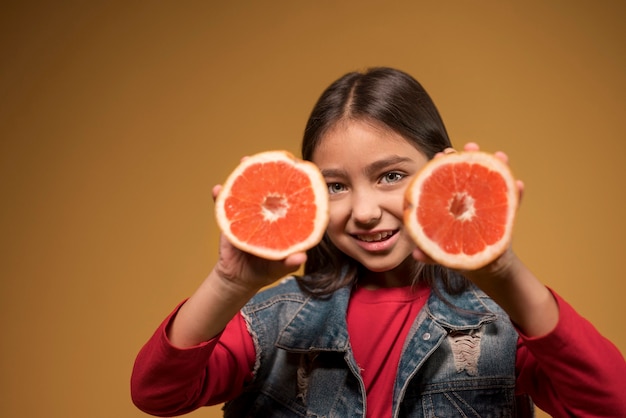 Gros plan sur un joli portrait d'enfant