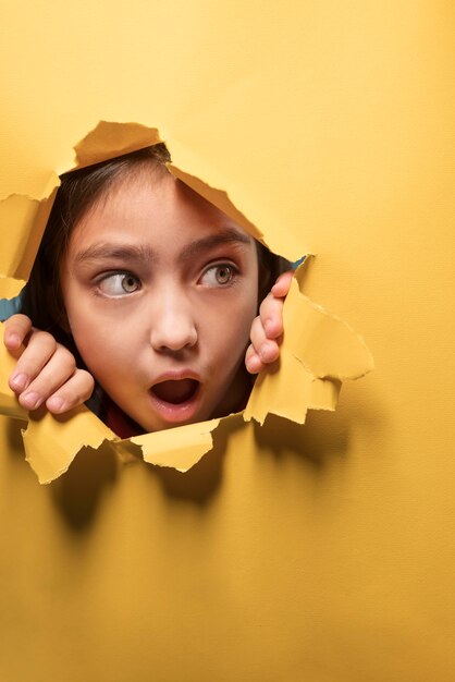 Gros plan sur un joli portrait d'enfant