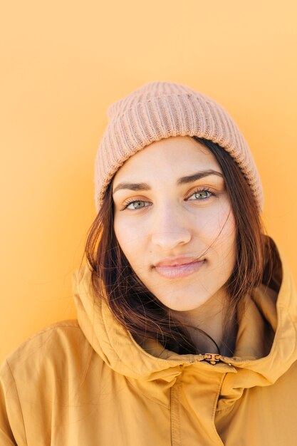 gros plan, jolie, femme, chapeau, tricoté, regarder appareil-photo