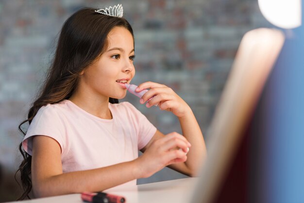 Gros plan, de, jolie fille, application, rouges à lèvres, dans, salle maquillage