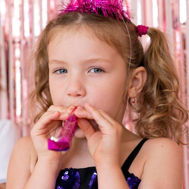 Gros plan jolie fille avec sifflet de fête