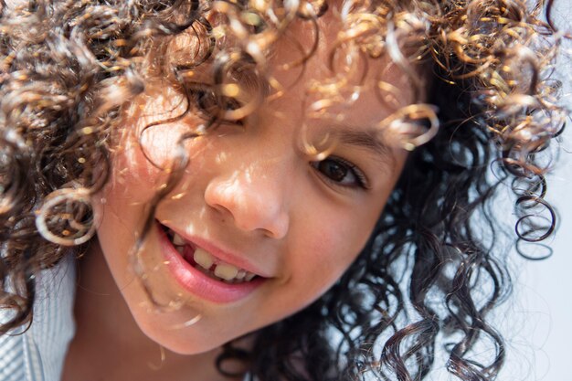 Gros plan sur une jolie fille souriante