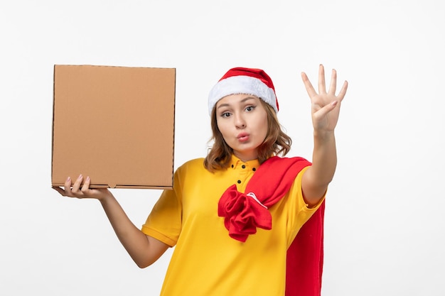 Gros plan sur une jolie jeune femme portant un chapeau de Noël isolé