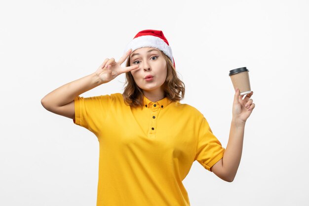 Gros plan sur une jolie jeune femme portant un chapeau de Noël isolé