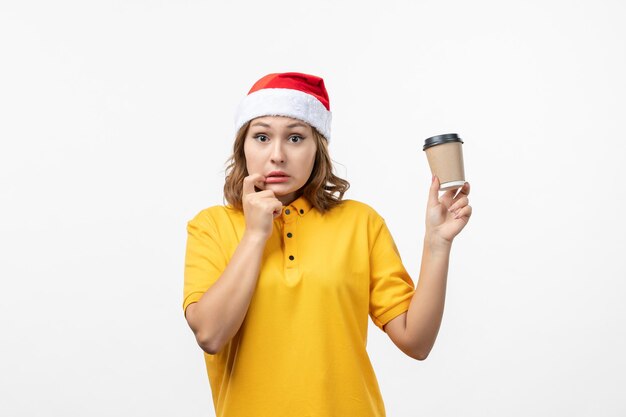 Gros plan sur une jolie jeune femme portant un chapeau de Noël isolé