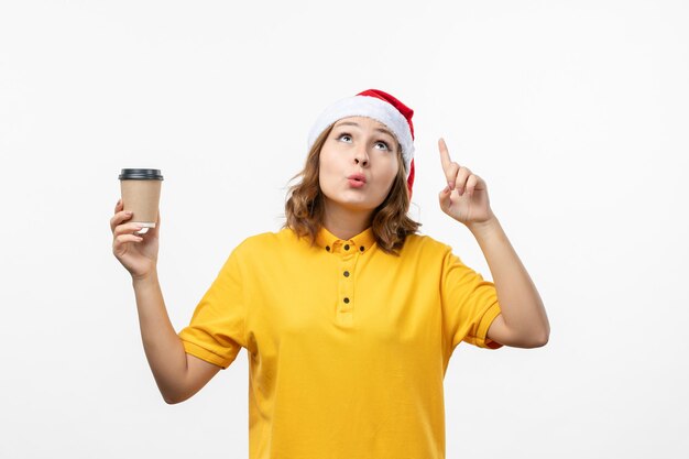 Gros plan sur une jolie jeune femme portant un chapeau de Noël isolé