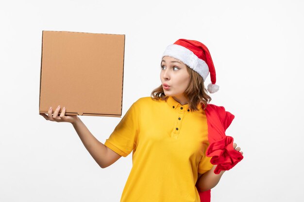 Gros plan sur une jolie jeune femme portant un chapeau de Noël isolé