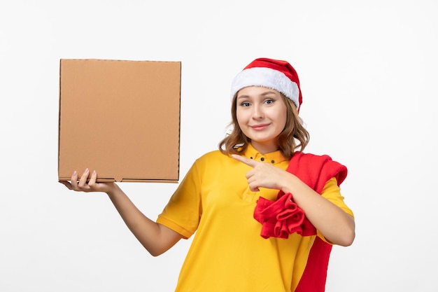 Gros plan sur une jolie jeune femme portant un chapeau de Noël isolé