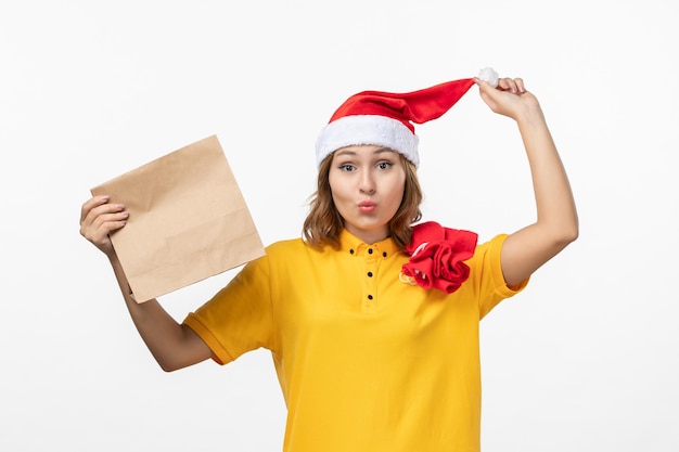 Gros plan sur une jolie jeune femme portant un chapeau de Noël isolé