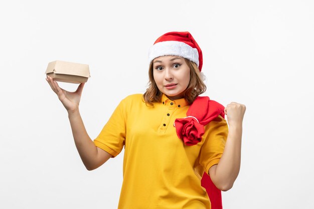 Gros plan sur une jolie jeune femme portant un chapeau de Noël isolé