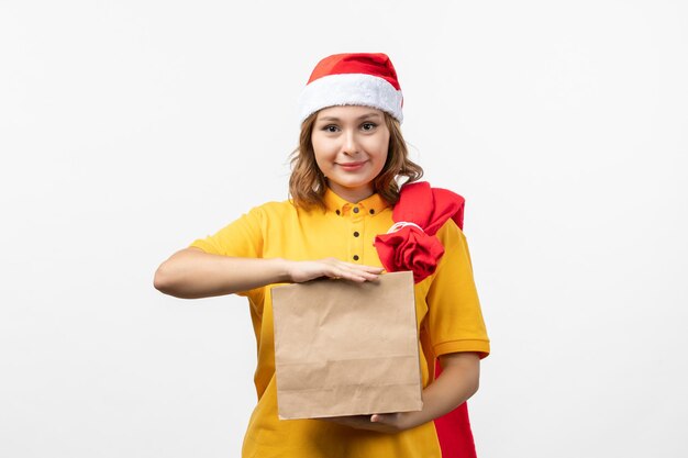 Gros plan sur une jolie jeune femme portant un chapeau de Noël isolé