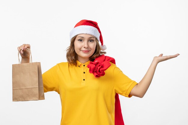 Gros plan sur une jolie jeune femme portant un chapeau de Noël isolé