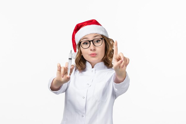 Gros plan sur une jolie jeune femme portant un chapeau de Noël isolé