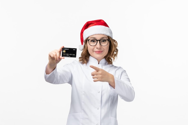 Gros plan sur une jolie jeune femme portant un chapeau de Noël isolé