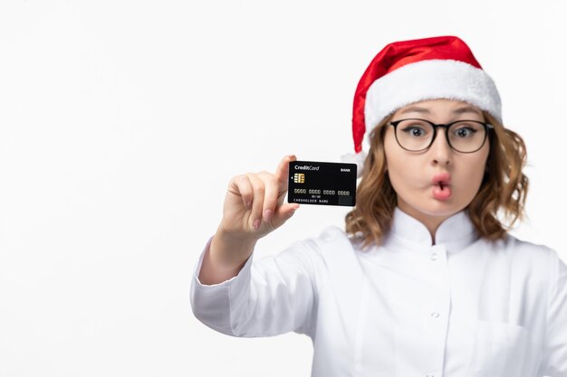 Gros plan sur une jolie jeune femme portant un chapeau de Noël isolé