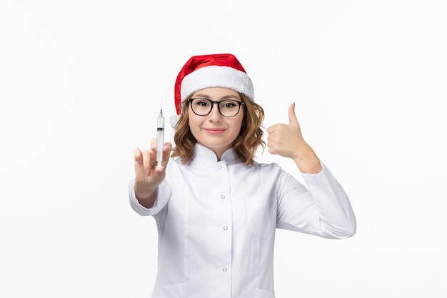 Gros plan sur une jolie jeune femme portant un chapeau de Noël isolé