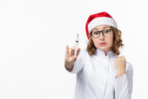 Photo gratuite gros plan sur une jolie jeune femme portant un chapeau de noël isolé