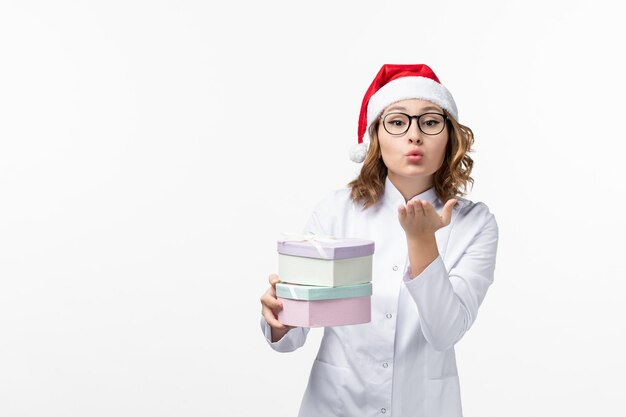 Gros plan sur une jolie jeune femme portant un chapeau de Noël isolé