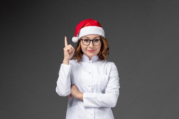 Gros plan sur une jolie jeune femme portant un chapeau de Noël isolé