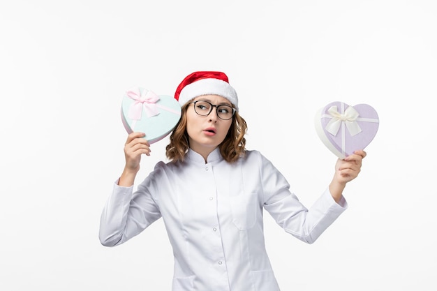 Gros plan sur une jolie jeune femme portant un chapeau de Noël isolé