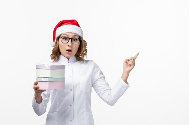 Gros plan sur une jolie jeune femme portant un chapeau de Noël isolé