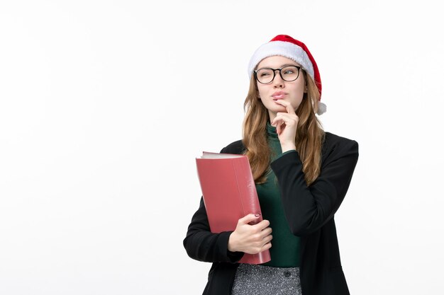 Gros plan sur une jolie jeune femme portant un chapeau de Noël isolé