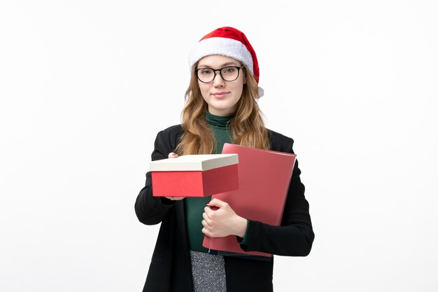 Gros plan sur une jolie jeune femme portant un chapeau de Noël isolé