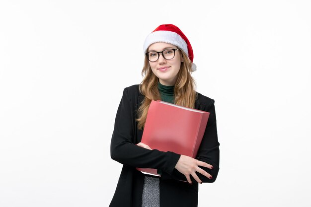 Gros plan sur une jolie jeune femme portant un chapeau de Noël isolé