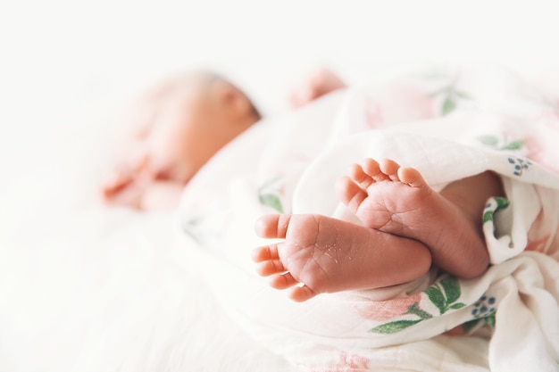 Gros Plan De Jolis Pieds De Bebe Dans Un Emballage Petites Jambes D Enfant Nouveau Ne Fille 7 Jours Une Semaine Photo Premium