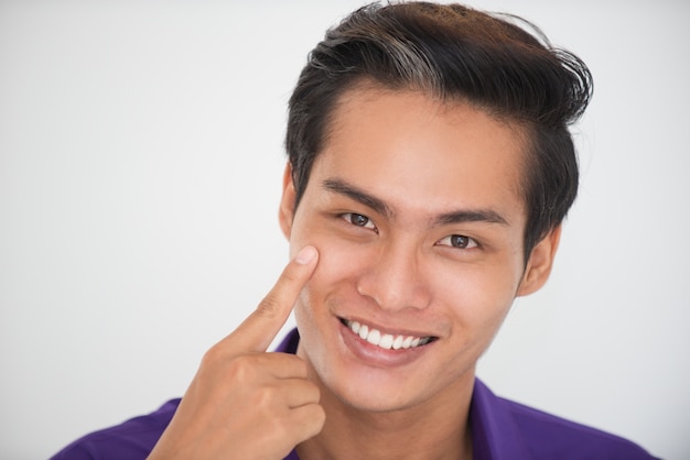 Gros plan de la joue souriante asiatique de l&#39;homme