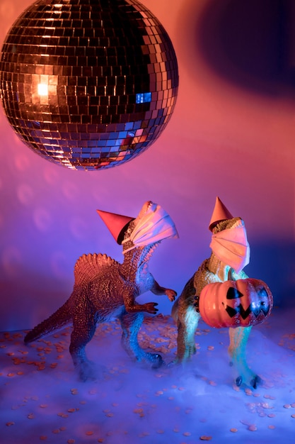 Gros plan jouets fantasmagoriques d'halloween et boule disco