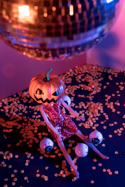 Gros plan jouets fantasmagoriques d'halloween et boule disco