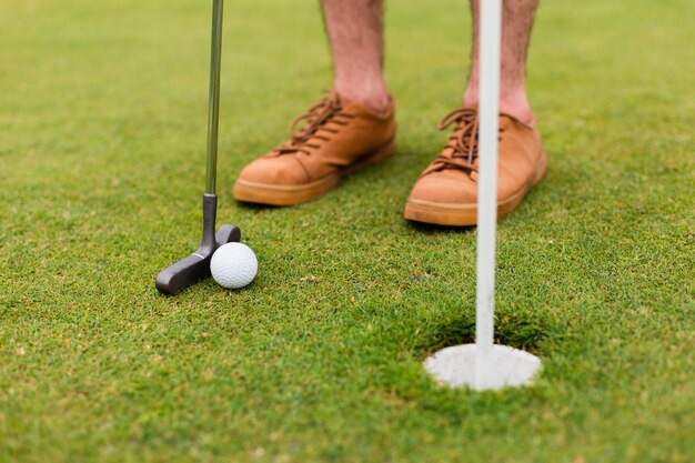 Gros plan joueur exerçant le golf