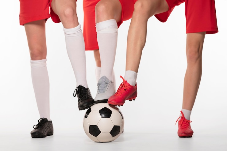 Photo gratuit gros plan des joueuses avec ballon de football