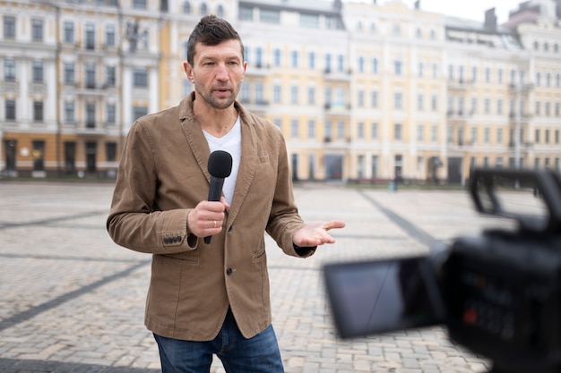 Gros plan sur un journaliste se préparant pour une interview