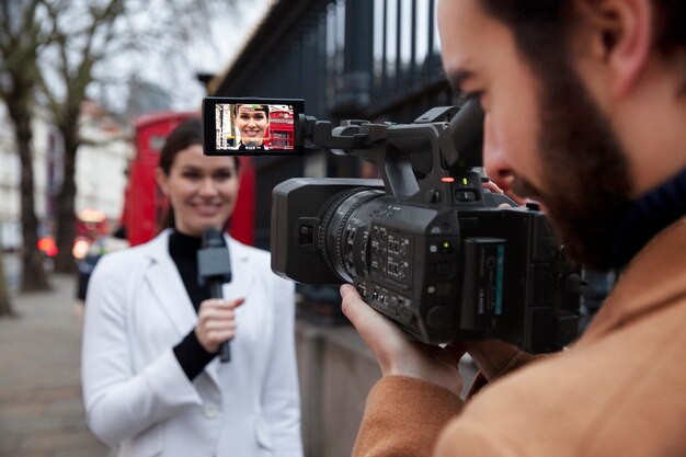 Gros plan des journalistes avec caméra vidéo