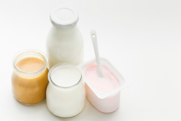 Gros plan de lait biologique avec du yaourt frais