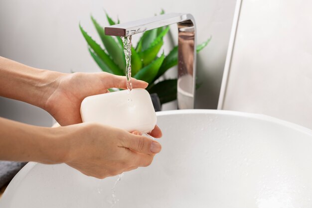 Gros plan sur le lavage hygiénique des mains