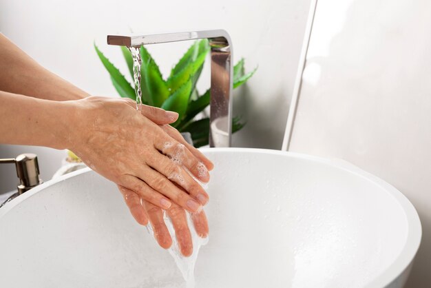 Gros plan sur le lavage hygiénique des mains