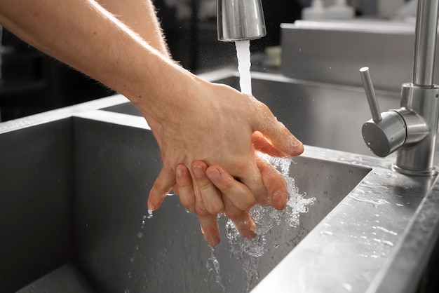 Gros plan sur le lavage hygiénique des mains