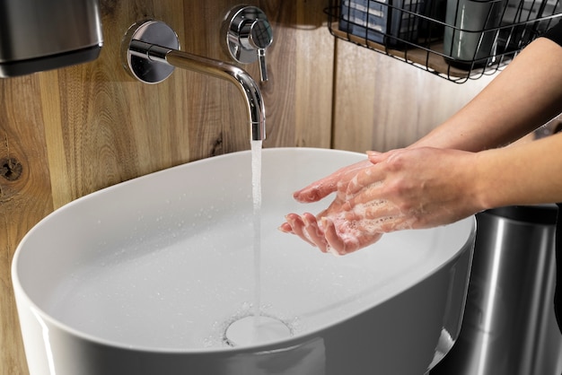 Gros plan sur le lavage hygiénique des mains